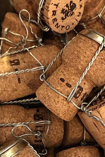 grote hoeveelheid kurken met capsule en muselet