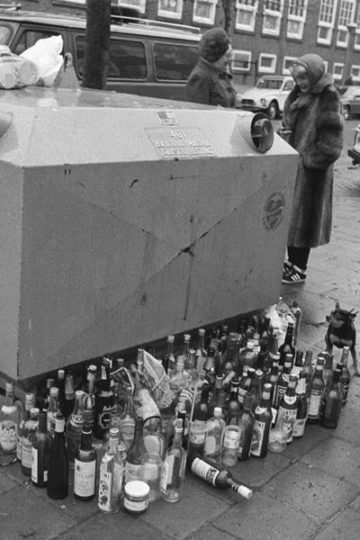 oude zwart witte foto van mensen bij de glasbak