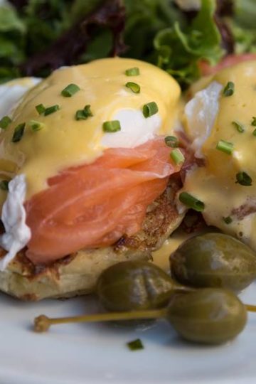 egges benedict met toast, zalm, gepocheerd ei en hollandaise saus