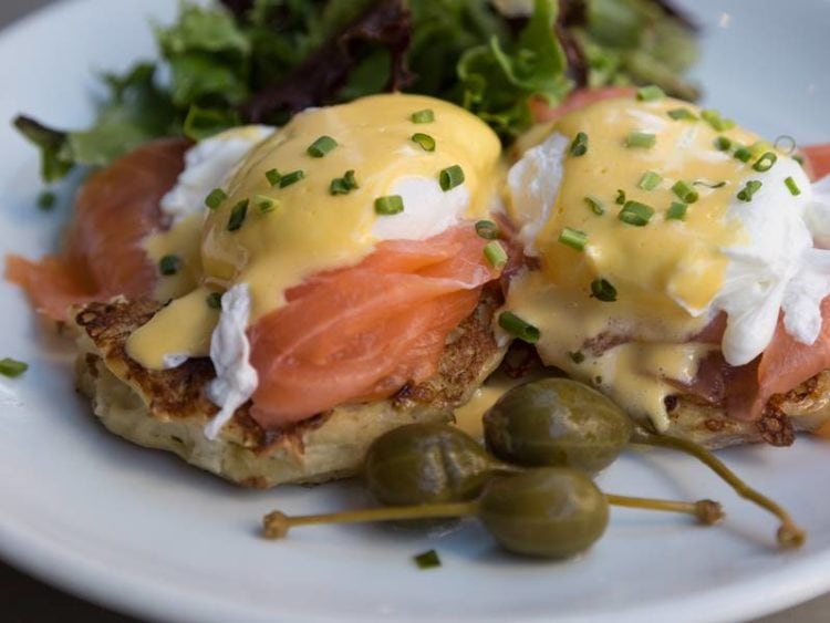 egges benedict met toast, zalm, gepocheerd ei en hollandaise saus