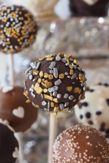 chocolade cakepops op een stokje met verschillende versieringen