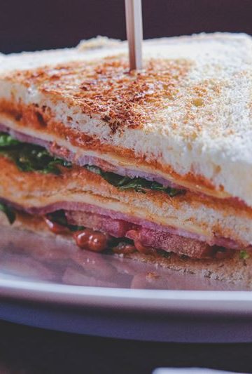club sandwich op een wit bord