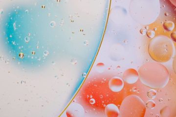 afbeelding met links kleine bubbels en rechts grote bubbels