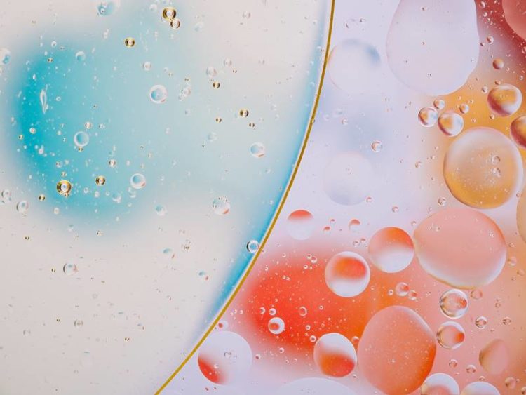 afbeelding met links kleine bubbels en rechts grote bubbels