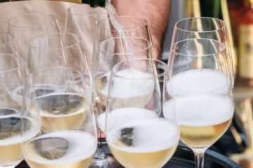 dienblad met wijnglazen met bubbels
