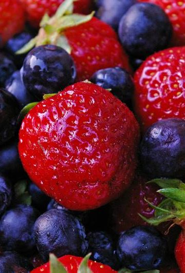 blauwe bessen en rijpe aardbeien