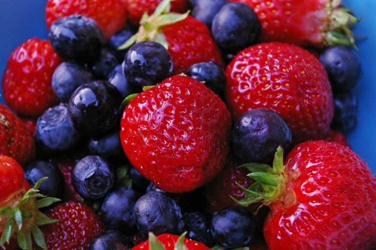 blauwe bessen en rijpe aardbeien