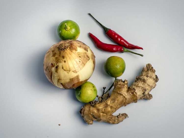 ui, limoen, gember peper, knoflook