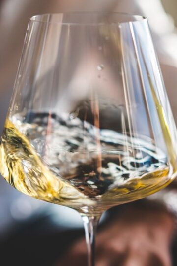 Duitse witte wijn in glas met wazige achtergrond