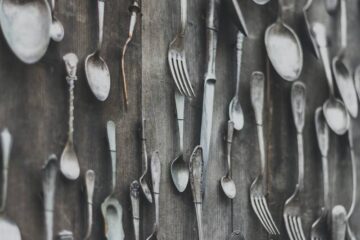 zilveren bestek op een houten achtergrond