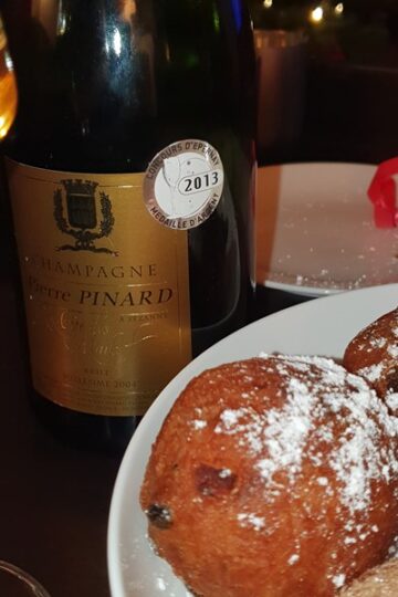 oliebollen met een fles champagne op de achtergrond