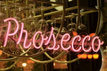 prosecco neon bord met glazen op de achtergrond